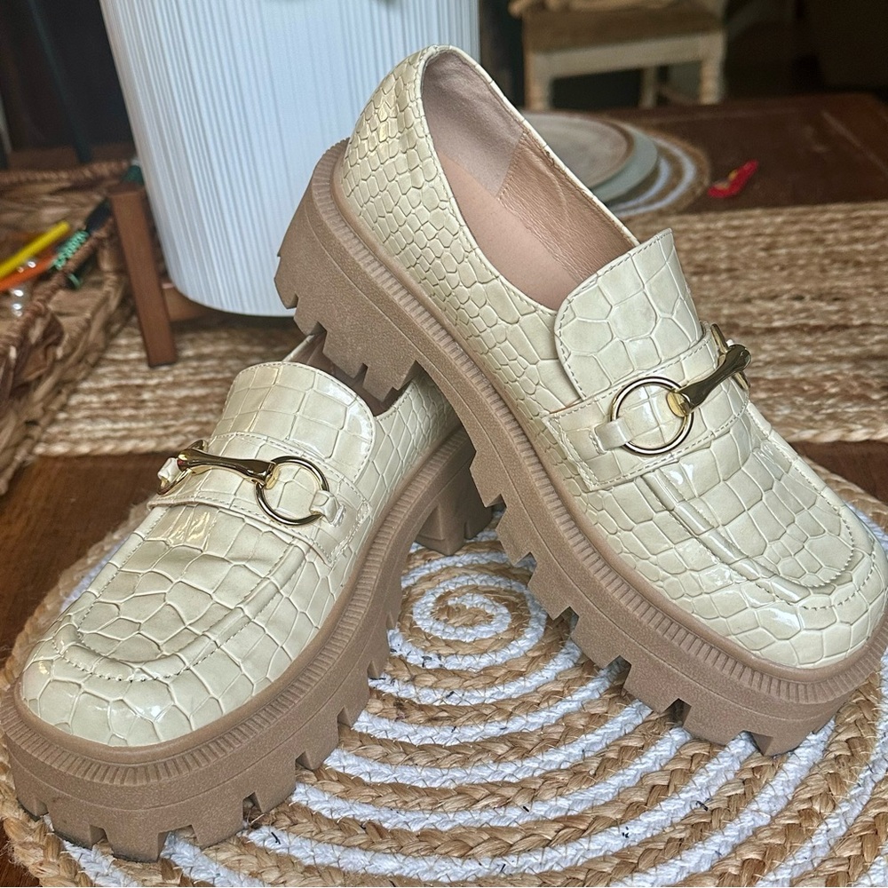 Urban Outfitters Boca Faux Crocodile Skin Lug Sole Loafers size 8